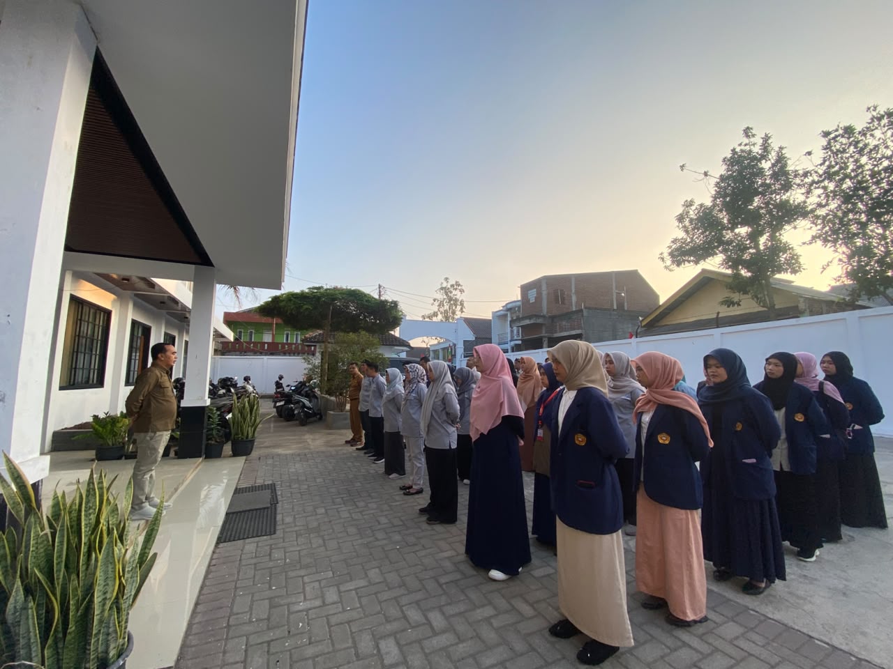 Apel Pagi Rutin Hari Selasa, Kepala SMAN 25 Garut Tekankan Disiplin dan Apresiasi Kinerja Guru